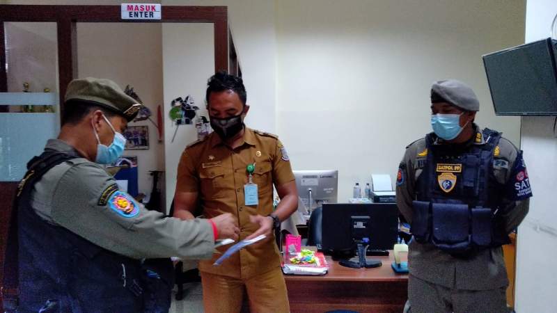  Salahsatu pegawai diberi sanksi teguran lantaran kedapatan merokok di gedung Puspemkot Tangsel.