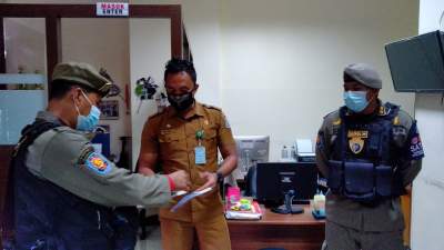  Salahsatu pegawai diberi sanksi teguran lantaran kedapatan merokok di gedung Puspemkot Tangsel.