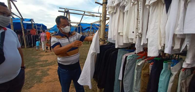 Bupati Serdang Bedagai, Darma Wijaya membeli pakaian bekas di pasar rakyat Sei Rampah.