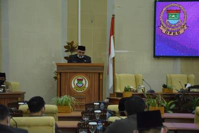 Hadiri Paripurna DPRD, Zaki Sampaikan Nota Keuangan APBD Perubahan