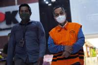 Tersangka Rektor nonaktif Universitas Lampung, Karomani berjalan menuju mobil tahanan usai diperiksa di Gedung Merah Putih KPK, Jakarta 11 Oktober lalu.