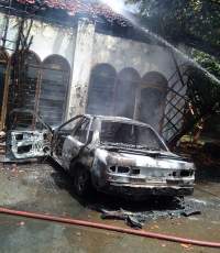 Mobil Terbakar di Eks Rumah Dinas Camat Curug