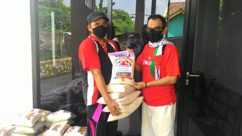 DKM Mesjid Al - Ma'mur Bagikan Sembako Bagi Warga Terdampak Covid - 19