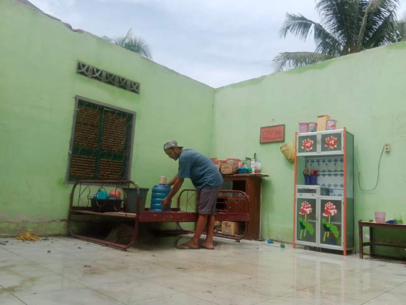 Rumah Erlangga rusak akibat angin puting beliung.