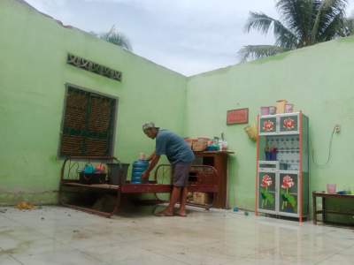Rumah Erlangga rusak akibat angin puting beliung.