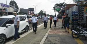 Petugas Dishub Tangsel saat pantau pedestrian di Jalan Raya Pahlawan Seribu, Serpong, Selasa (18/4/2022).