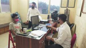 MF, tersangka kepemilikan ribuan obat tanpa izin edar saat memberikan keterangan di Polres Lebak.