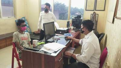 MF, tersangka kepemilikan ribuan obat tanpa izin edar saat memberikan keterangan di Polres Lebak.