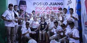 Ketua DPC Partai Gerindra Kota Tangsel, Li Claudia Chandra bersama Sekretaris DPC Yudi Budi Wibowo dan pengurus lainnya usai resmikan Posko Juang Prabowo Presiden di Ciputat.