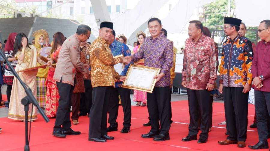 Wabup Tangerang Terima Penghargaan Dari Kemendikbud