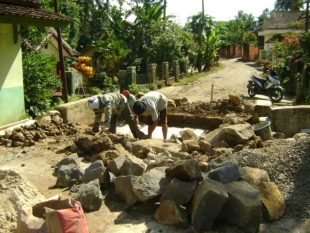 Masyarakat Cigandeng Perbaiki Gorong-gorong Ambrol