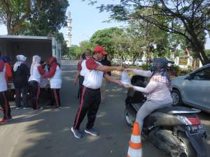 Kejari Kabupaten Tangerang Bagikan Nasi Bungkus Kepada Warga Terdampak Covid19