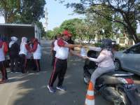 Kejari Kabupaten Tangerang Bagikan Nasi Bungkus Kepada Warga Terdampak Covid19