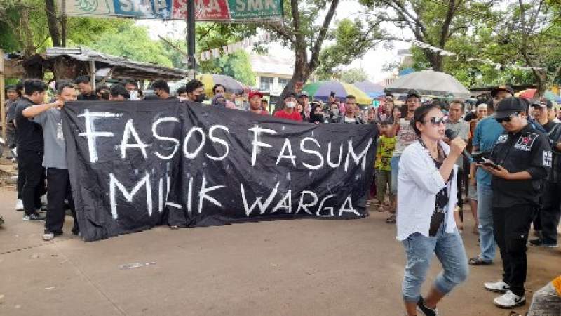 Warga PKT Pondok Aren saat berorasi menolak pengukuran tanah yang diklaim sebagai tanah fasos-fasum warga.