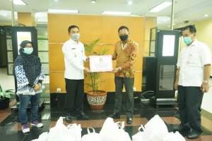 Mad Romli Berikan 2000 Paket Sembako Kepada Buruh Korban PHK