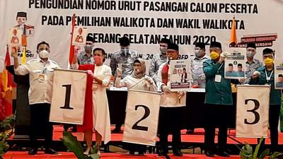 Tiga kontestan Pilkada Tangsel saat pengundian nomor urut peserta Pilkada. (Foto dok. db/dt)