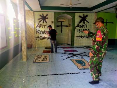 Ruang dalam mushola yang di coret orang tak dikenal.