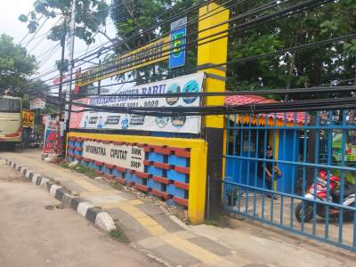 Masuk Sekolah di Tangsel Harus Nunduk, Soalnya Ada Kabel yang Menghalangi