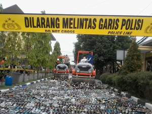 33.168 Botol Miras Berbagai Merk Hasil Operasi Sikat Kalimaya 2019 Dimusnahkan Polda Banten