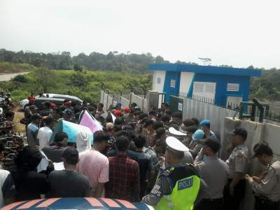 Dinilai Tidak Aspiratif Dan Meresahkan Warga, Puluhan Masyarakat Tiga Desa&nbsp; Geruduk&nbsp; PT KMS