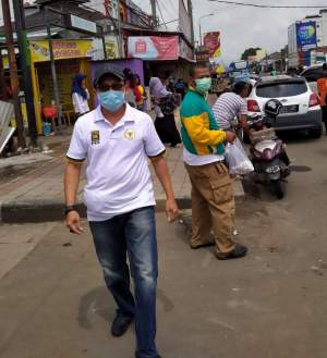 Fraksi PKS DPRD Kota Serang saat membagikan masker di kota Serang