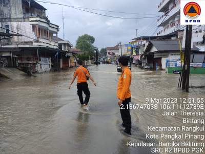 hujan deras rumah warga terendam.