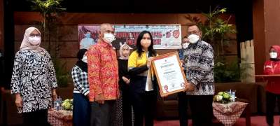 Walikota Cilegon Helldy Agustian memberi cindera mata kepada VP Human Resources & External Affairs PT. NS Bluescope Indonesia Pitauli Siahaan yang mensuport penanganan pandemi Covid-19 di Kota Cilegon.