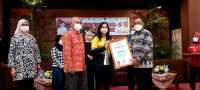 Walikota Cilegon Helldy Agustian memberi cindera mata kepada VP Human Resources & External Affairs PT. NS Bluescope Indonesia Pitauli Siahaan yang mensuport penanganan pandemi Covid-19 di Kota Cilegon.