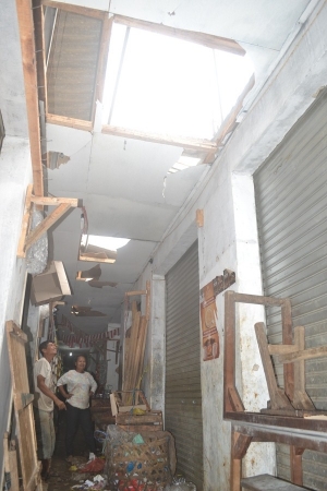 sejumlah atap kios yang rusak akibat terkena bencana angin kencang