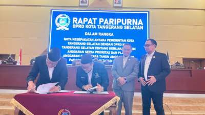 Wali Kota Benyamin Davnie dan Pimpinan DPRD Tangsel tandatangani KUA - PPAS Tangsel 2027.