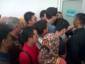 Para penumpang saat mengantri untuk pencairan pengembalian uang (refund) dan kompensasi