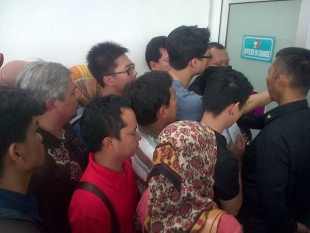  Para penumpang saat mengantri untuk pencairan pengembalian uang (refund) dan kompensasi 