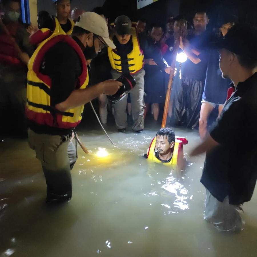 Pol PP Tangsel Bantu Temukan Bocah Tenggelam di Pinang
