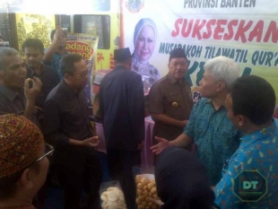 Sekda Provinsi Banten H. Muhadi meninjau pameran produk unggulan UMKM