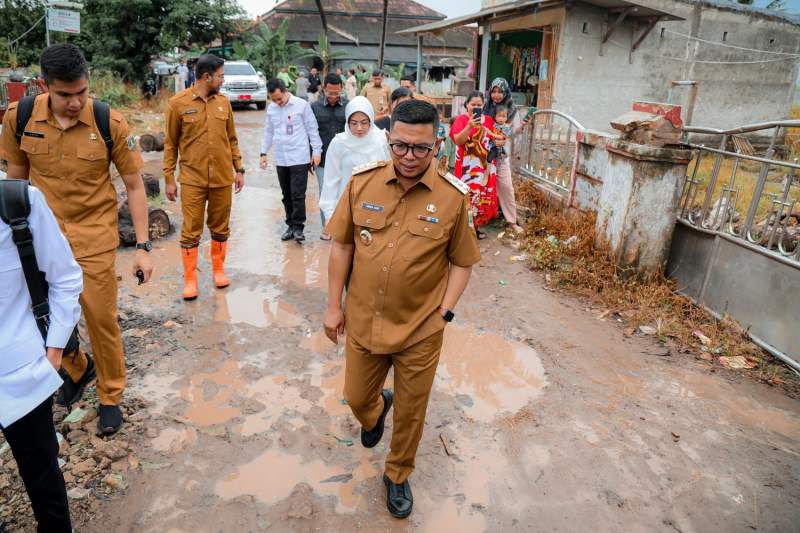 Tinjau Jalan Rusak di Pontang, Gubernur Banten Andra Soni Ajak Pemkab Serang Bersinergi Selesaikan Masalah