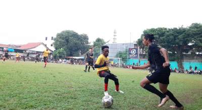 Penyerang 7 FC, Rishadi Fauzi berusaha lewati hadangan legiun asing Arkha Mandiri, Emeka.