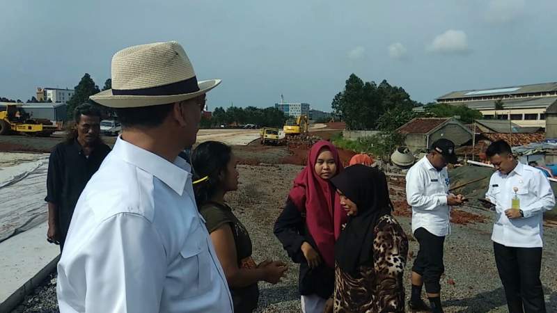 Gubernur Banten Wahidin Halim saat melihat warga yang terisolasi akibat pembangunan tol Bandara.