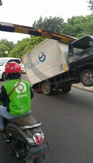 Gara-Gara Sopir Fokus Lihat Maps, Mobil Boks Nyangkut Palang di Bintaro