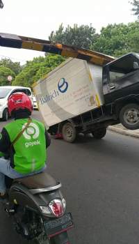 Gara-Gara Sopir Fokus Lihat Maps, Mobil Boks Nyangkut Palang di Bintaro