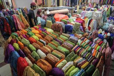 Produk tekstil di sebuah toko.