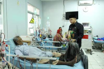 Sidak Ke RSUD Balaraja, Zaki Berikan Parsel Kepada Pasien