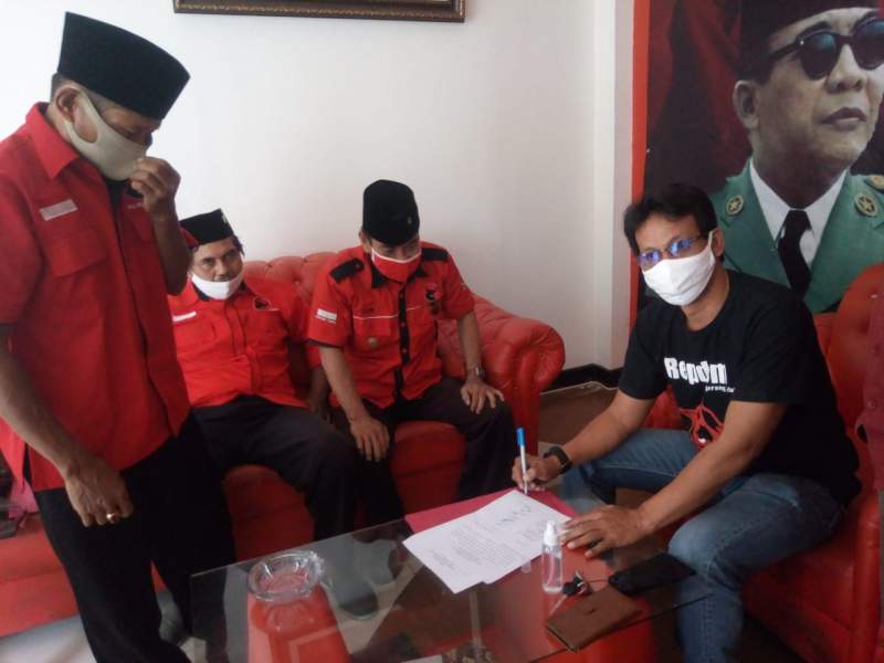 : Ketua Bidang Komunikasi Politik PDIP Tangsel, Rohidi Darmadi tandatangani surat petisi yang disampaikan kader PDIP Tangsel.