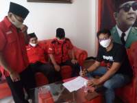 : Ketua Bidang Komunikasi Politik PDIP Tangsel, Rohidi Darmadi tandatangani surat petisi yang disampaikan kader PDIP Tangsel.