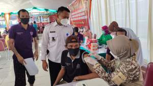 Salah satu warga binaan saat hendak disuntik vaksin dosis kedua di Lapas Kelas IIA Cilegon, Rabu (22/9/2021).