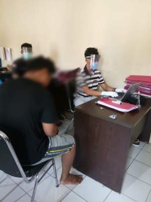 Pelaku HS, 29, warga Kecamatan Rajeg dan AJ, 20, warga Kecamatan Kemiri saat di intrograsi polisi.