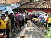 Polwan Polrestro Tangerang Bedah Rumah di Sepatan