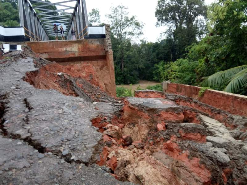 Akibat Curah Hujan Tinggi, Jembatan Leuwijaksi Ambrol