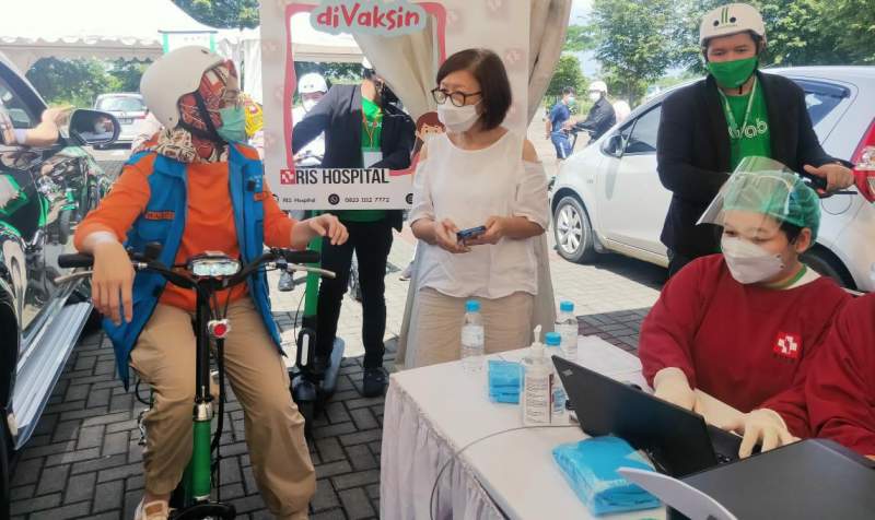 Hari Ini, Ribuan Ojol dan Lansia Antri Vaksinasi di ICE BSD Serpong