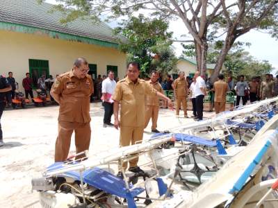 Bupati Serdang Bedagai, Darna Wijaya didampingi Kadis Pertanian, Dedy Iskandar serahkan bantuan  alat mesin pertanian kepada kelompok tani.