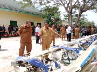 Bupati Serdang Bedagai, Darna Wijaya didampingi Kadis Pertanian, Dedy Iskandar serahkan bantuan  alat mesin pertanian kepada kelompok tani.
